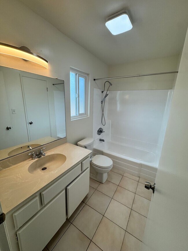 Building Photo - 2210-2212 E Avalon Ave