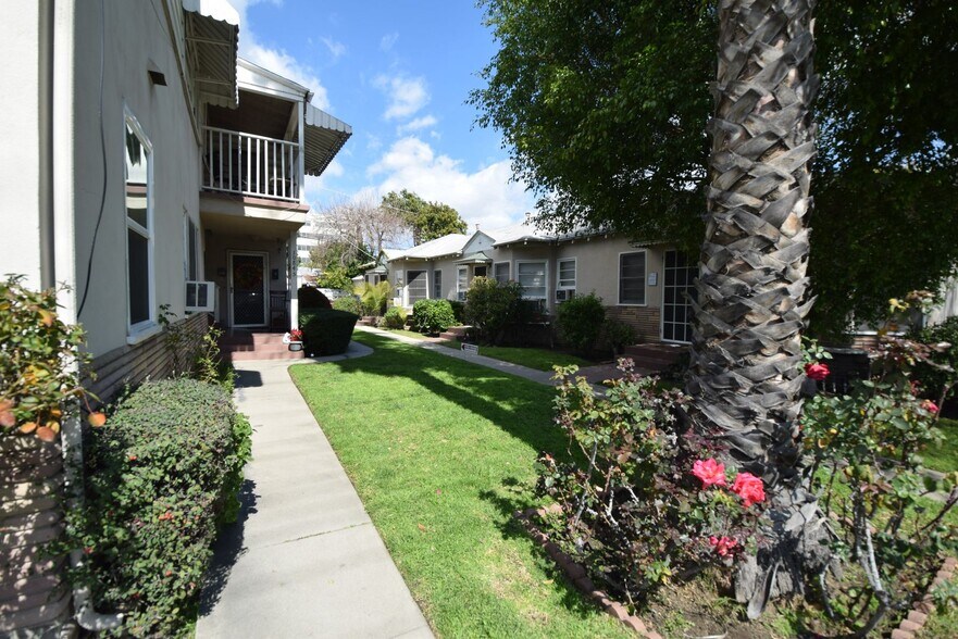 Building Photo - 10839 Moorpark St