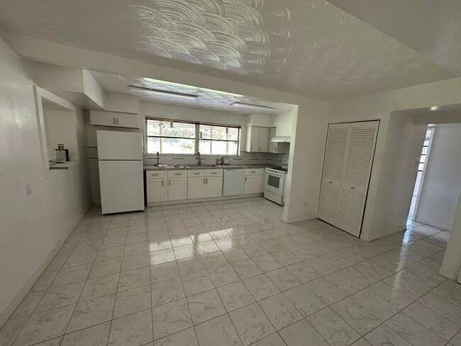 Building Photo - Spacious 2BR 2BA Home w/ Laundry on site + Driveway Parking + Patio & Yard in Miami