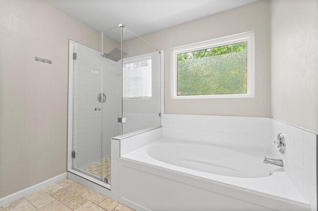 Building Photo - 28 Silver Elm Pl