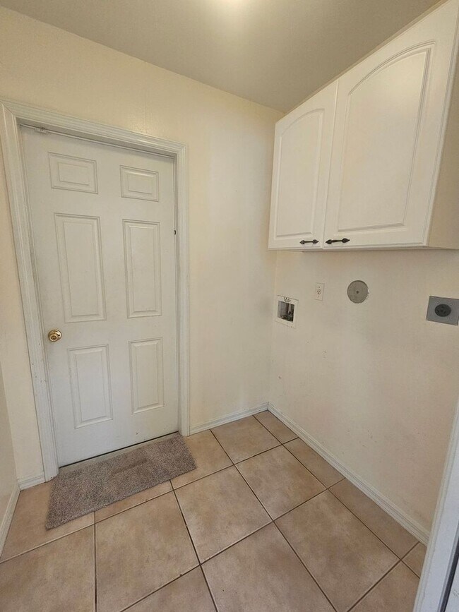 Building Photo - 3/2/2 Annual Rental Available!!