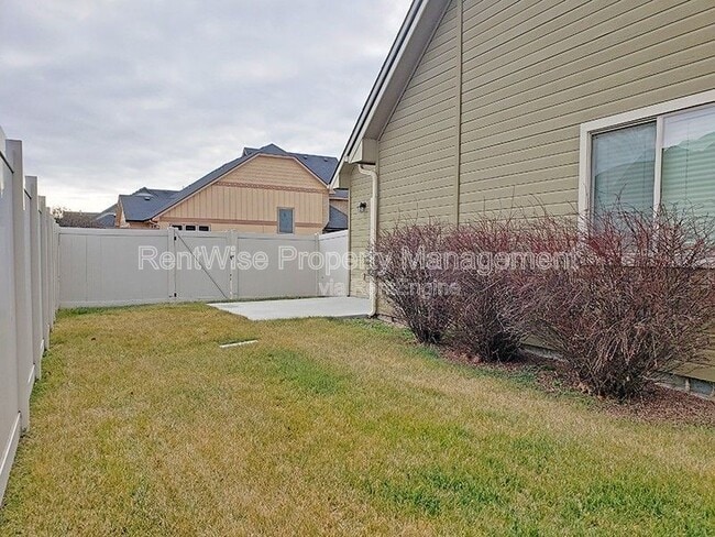 Building Photo - 2754 Vallin Ave N