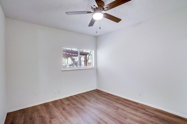 Building Photo - 907 Fieldwood Dr