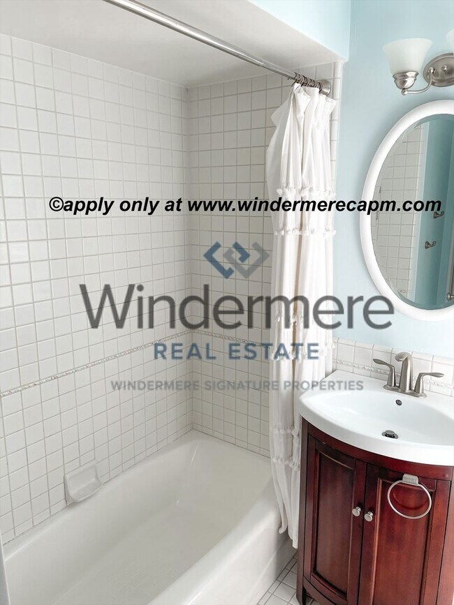 Building Photo - Charming Upper Land Park Home with Vintage Character and Natural Light — 2 Bed, 1 Bath