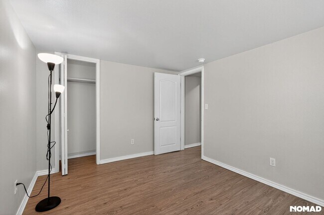 Building Photo - 30 W Navajo St