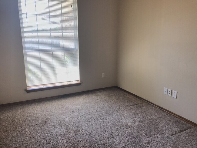 Building Photo - Open Plan - 3 Beds + Office - Moore Schools