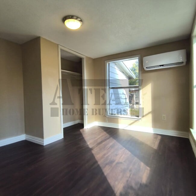 Building Photo - House For Rent