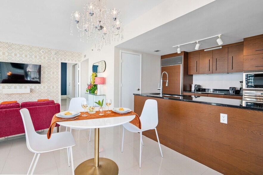 Building Photo - 485 Brickell Ave