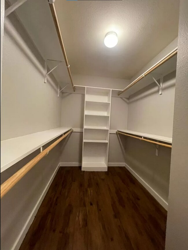 Building Photo - Spacious North Austin Duplex for August