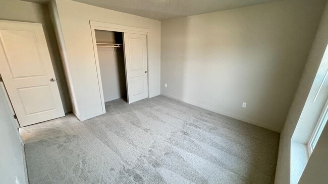 Building Photo - $2,199.00 / Large 4 bed 2 bath / 3 car gar...
