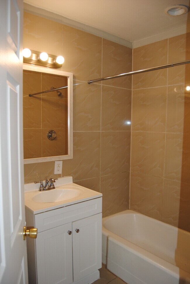 Building Photo - La Marque 6 Unit