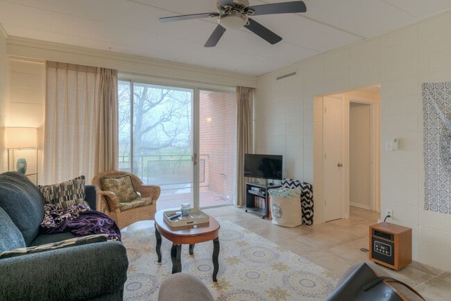 Building Photo - 904 Brightwood Manor Dr