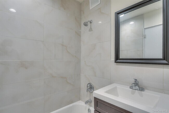 Building Photo - 535 E Walnut St