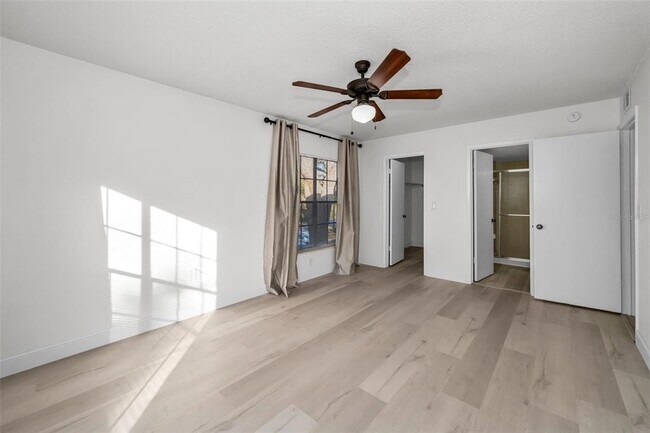 Building Photo - 3377 Crystal Ct E