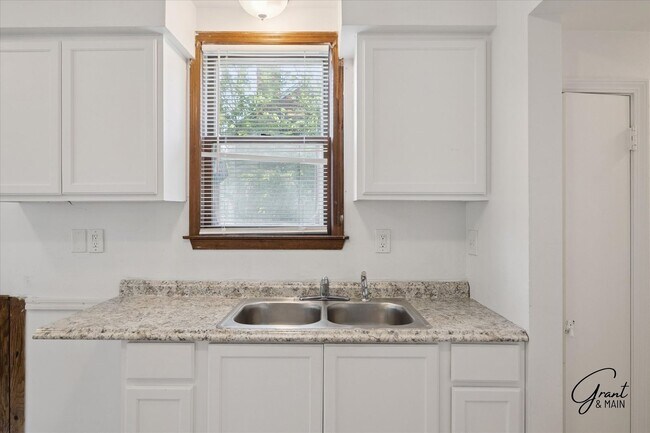 Building Photo - 3 bedroom - 1.5 bath - bungalow - $1250