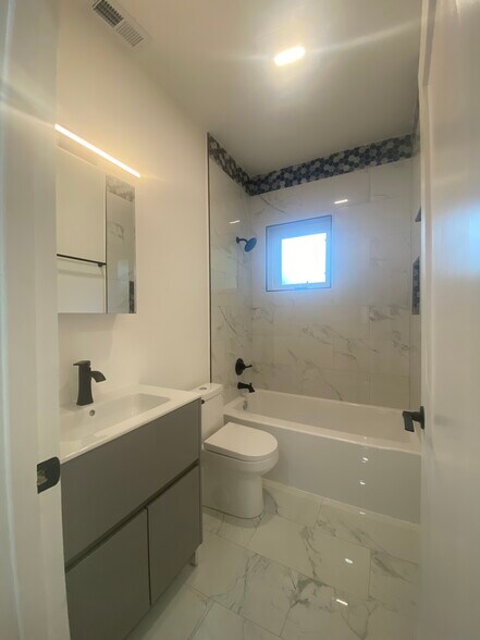 Full bath on main level - 3409 Fernside Pl