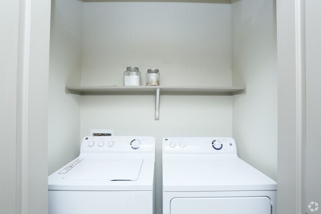 Building Photo - Move In Now & Enjoy 1 Month Free!