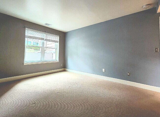 Building Photo - Beautiful Ground Floor 2 Bed 2 Bath Condo! Sunroom!