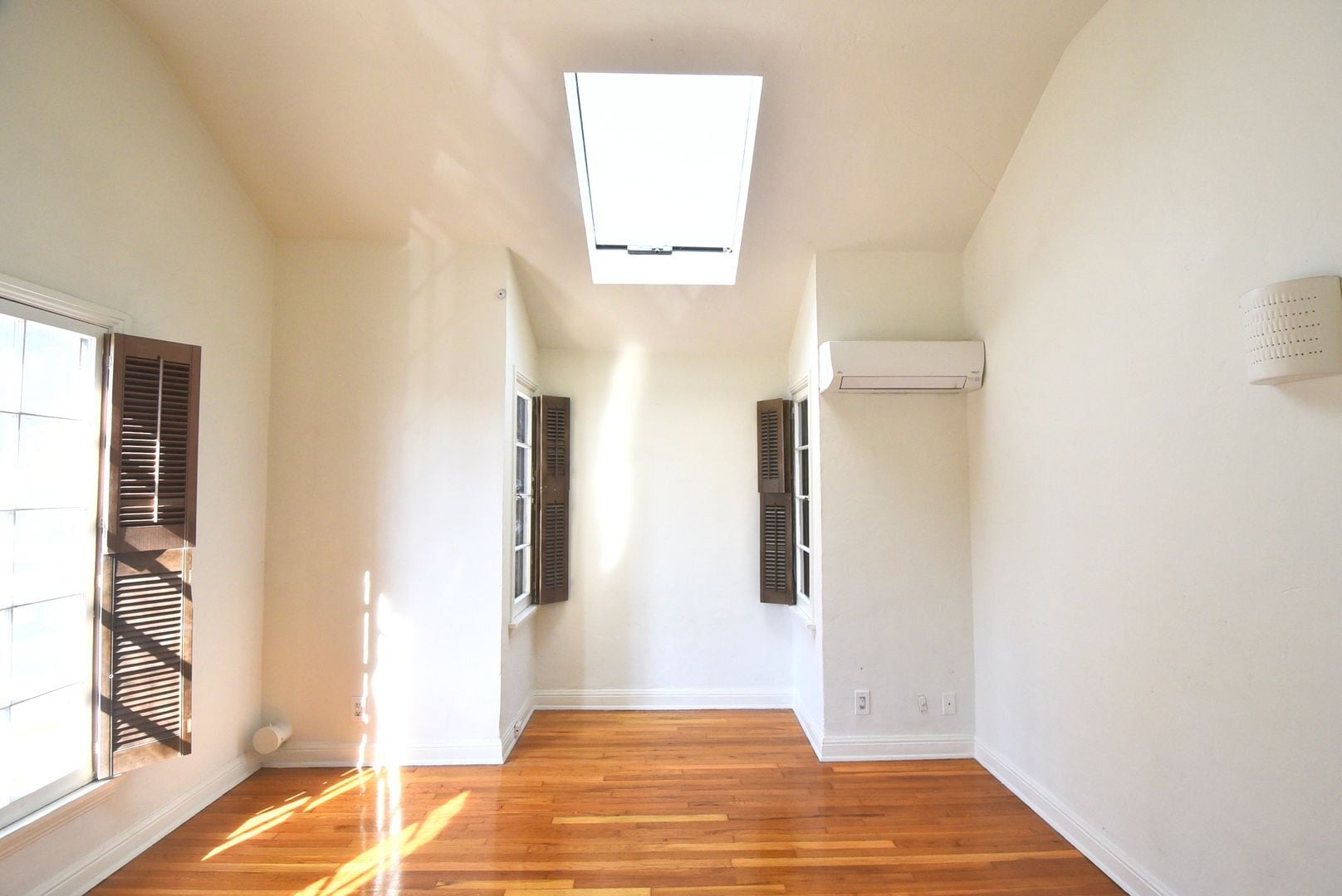 Building Photo - 2062 Argyle Ave