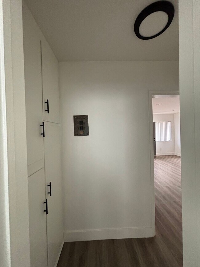 Building Photo - Upgraded 1 Bedroom In Torrance with Parkin...