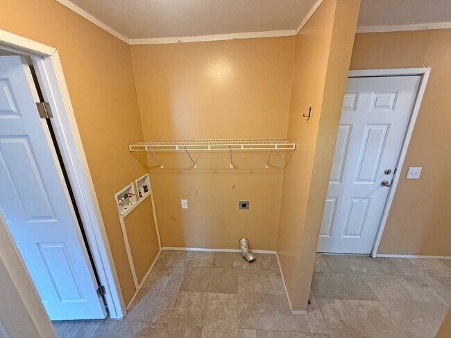 Building Photo - 2501 N Apperson Way