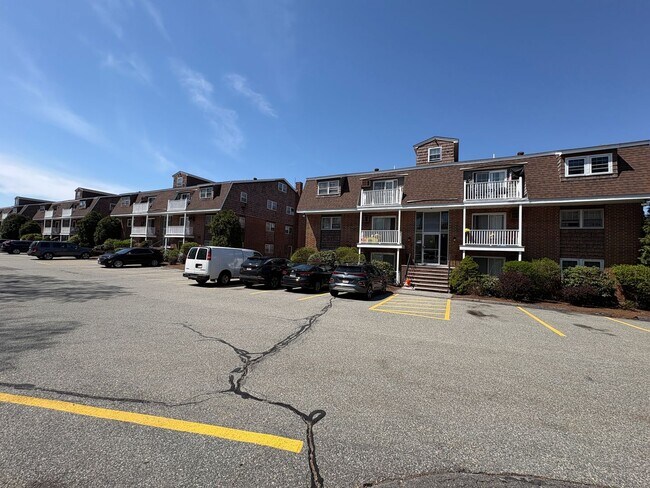 Building Photo - Beautifully maintained 2 bedroom Condo on Andover/Lawrence border