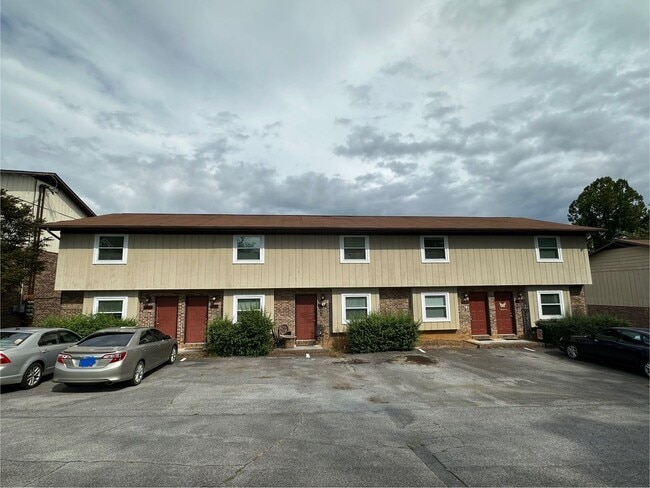Building Photo - 2 Bedroom / 1.5 Bath Townhouse, 1000 SQ. F...