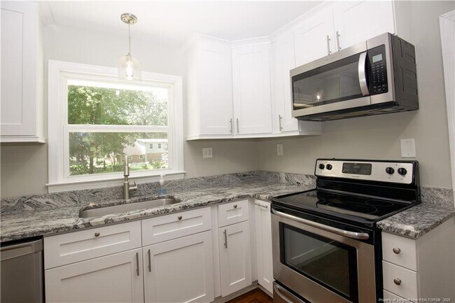 Building Photo - 906 N Glenwood Trail