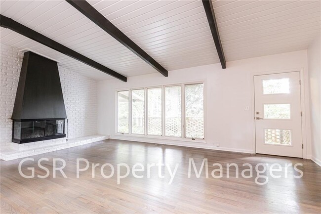 Building Photo - 2026 N Akin Dr NE