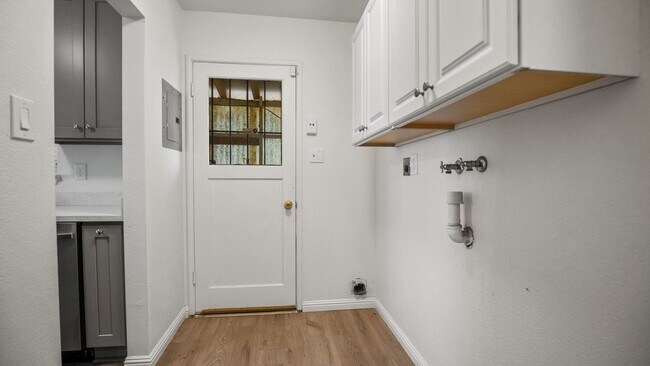 Building Photo - Charming 2 bedroom 1 bath!
