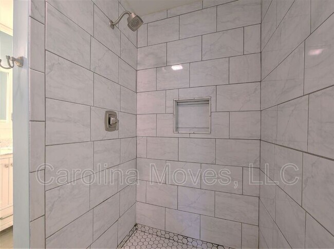 Building Photo - 119 Windemere Dr