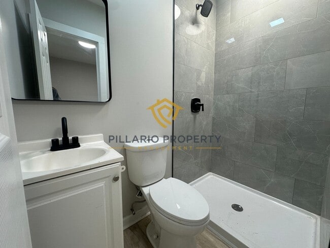 Building Photo - Welcome home to this beautiful 2 bedroom, 2 full bath in Forest Manor, just minutes from the Fair...