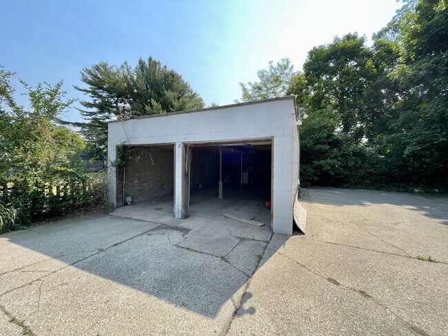 Building Photo - 2130 Bourdon St