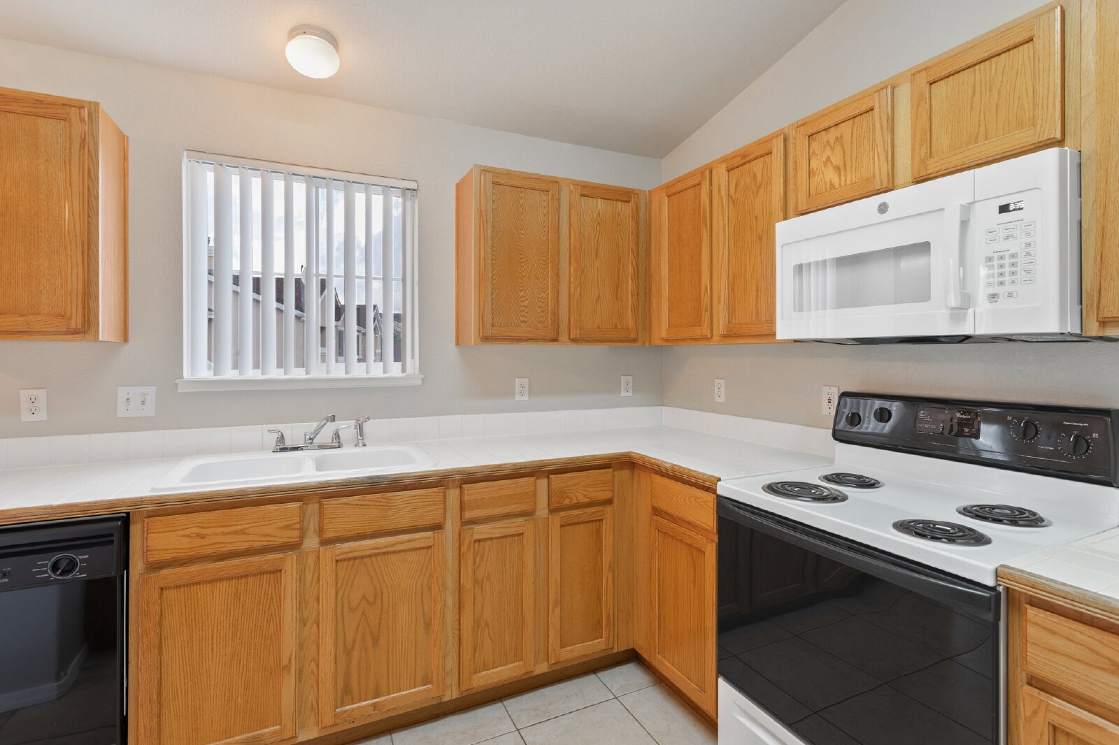 Building Photo - Stylish 3-Bed Condo in Gated Community – J...