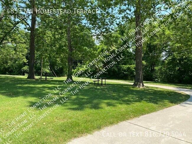 Building Photo - Clean 4-Plex Apartment-Park Hill Schools!