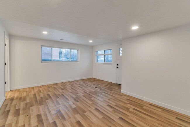 Building Photo - 2642-2642 S 800 E