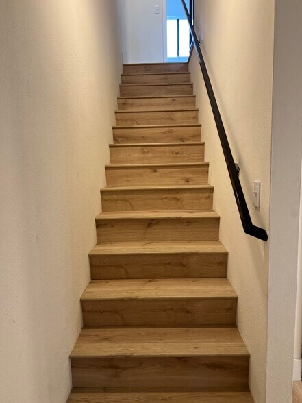 Building Photo - 2213 Huntington St