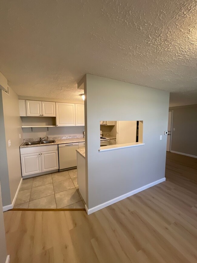 Building Photo - Main floor 2 bed 1 bath updated condo in C...