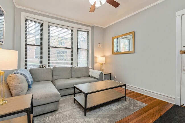 Building Photo - 1900 W Oakdale Ave