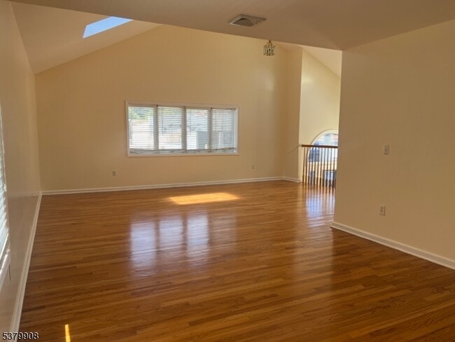 Building Photo - 346 River Dr