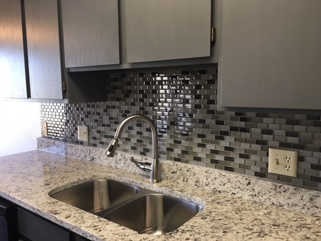 Building Photo - 2 bed, 1 bath Twinhome with attached garage