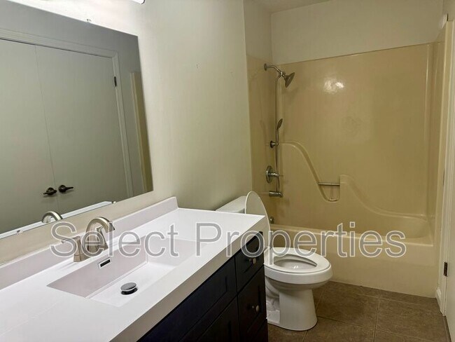 Building Photo - 1401 Elmdale Pl