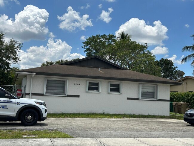 Building Photo - 6140 SW 41st Ct