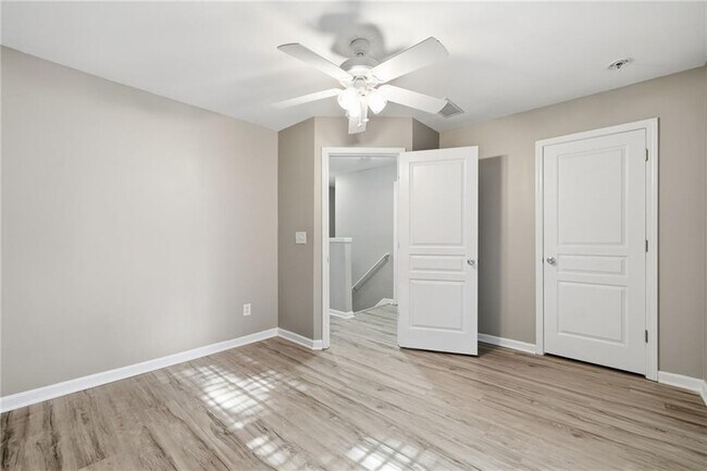 Building Photo - 331 Oakview Way