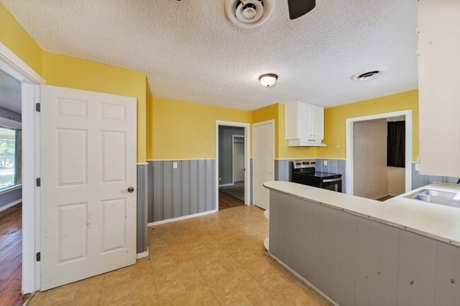 Building Photo - 1002 Lowrie St