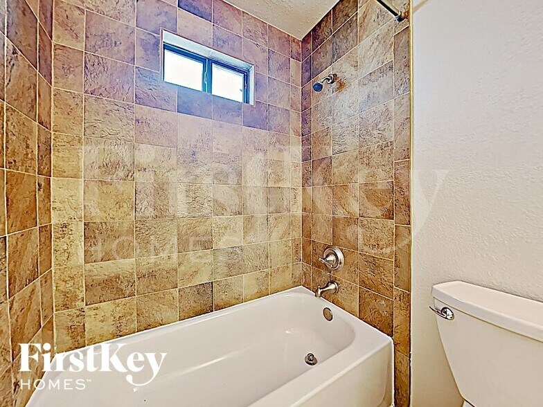 Building Photo - 811 W Lynn Creek Dr