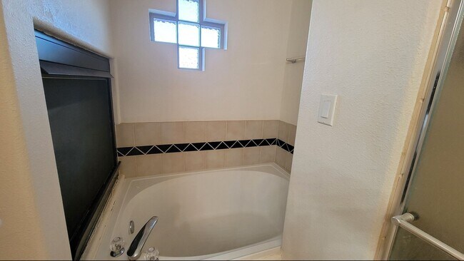 Building Photo - Spacious 4 bedroom in 7 Bar North! Near Cottonwood and Rio Rancho.