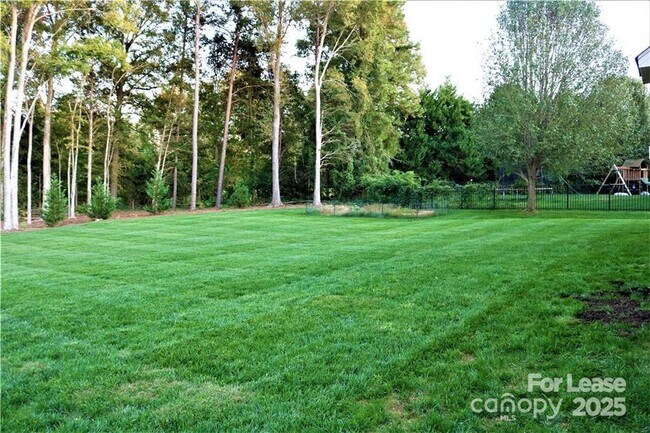 Building Photo - 913 Lillieshall Rd