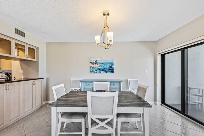 Building Photo - Fully Furnished Beautiful 2 Bedroom Seasca...