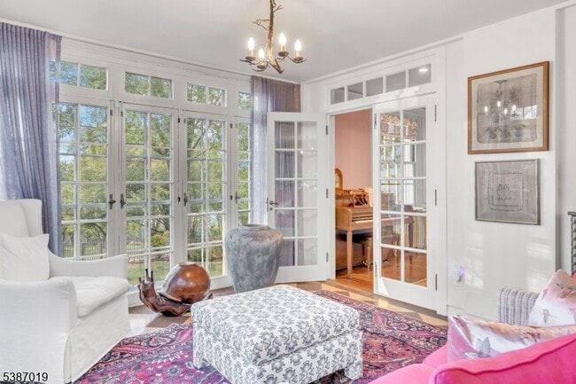 Building Photo - 655 Lake St